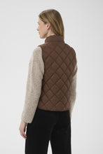 Carlota Vest