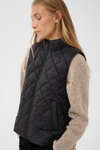 Carlota Vest